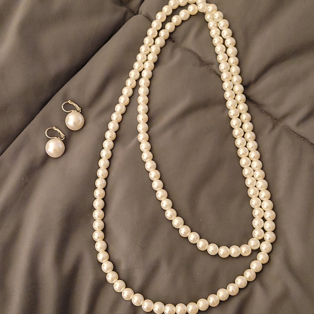 Old navy pearl necklace and earrings